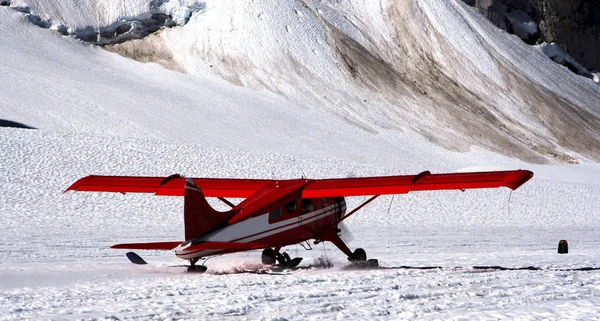 Small plane taking off from a glacier — Stock Photo, Image
