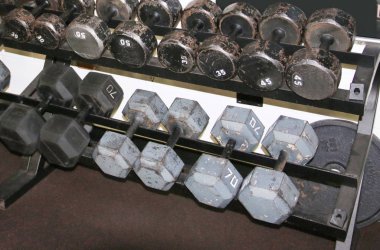 Bir raf üzerinde dumbells