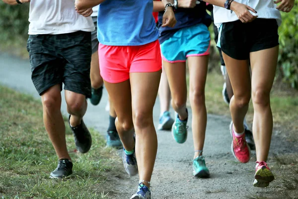 Groep lopers samen trainen buiten — Stockfoto