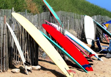 Hendek Plains'deki bir çit üzerinde kadar istirahat sörf tahtaları