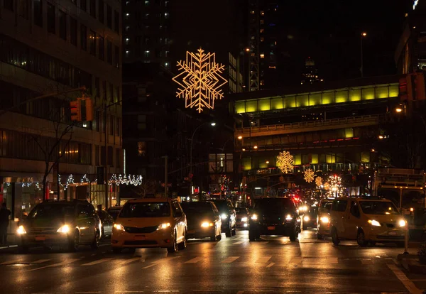 Ornamenten opknoping boven New York City straten — Stockfoto