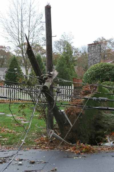 El poste del teléfono se partió por la mitad durante Super Storm Sandy — Foto de Stock