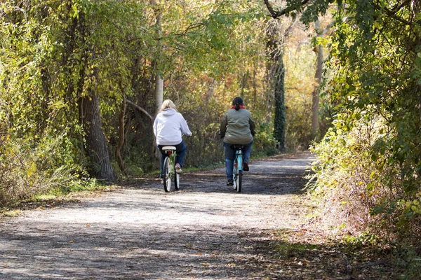 In bicicletta nel bosco con un amico — Foto Stock