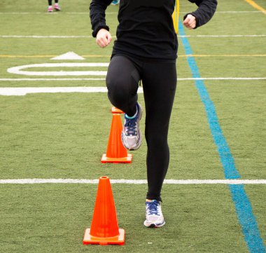 Turuncu konileri üzerinde çalışan matkaplar
