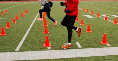 turuncu konileri üzerinde eğitim koşucu