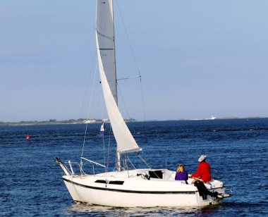 Öğleden sonra bir yelkenli yolculuk zevk