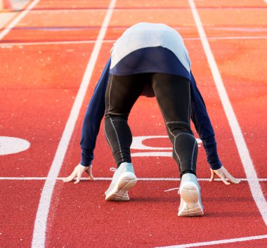 Sprinter kırmızı bir parça üzerinde set olarak