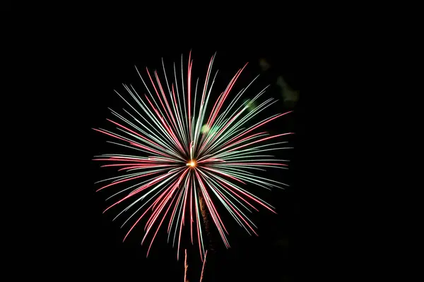 Rotes und grünes Feuerwerk am Himmel — Stockfoto