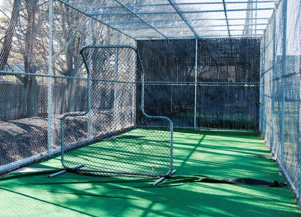 Dentro de uma gaiola de basebol — Fotografia de Stock