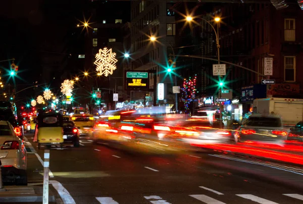 Carros com luzes embaçadas dirigindo em Nova York em NYC sob o Natal O — Fotografia de Stock