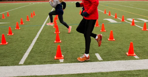 turuncu konileri üzerinde eğitim koşucu