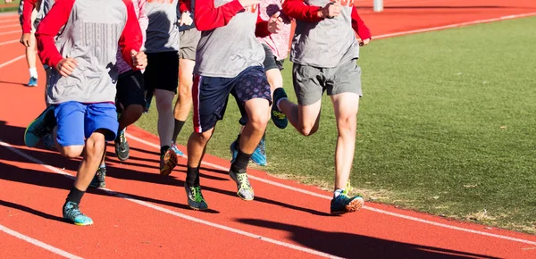 Kruis land jongens team draait snel op een track in spikes — Stockfoto