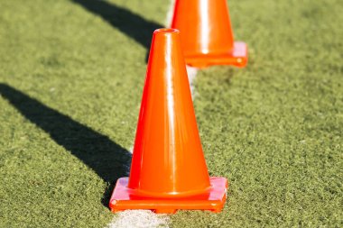 Bir alan üzerinde büyük turuncu koni