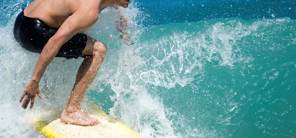 Staying low while surfing a nice wave — Stock Photo, Image