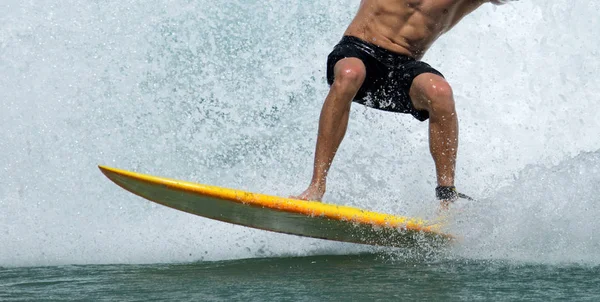 Um surfista desfrutando a vida nos trópicos — Fotografia de Stock