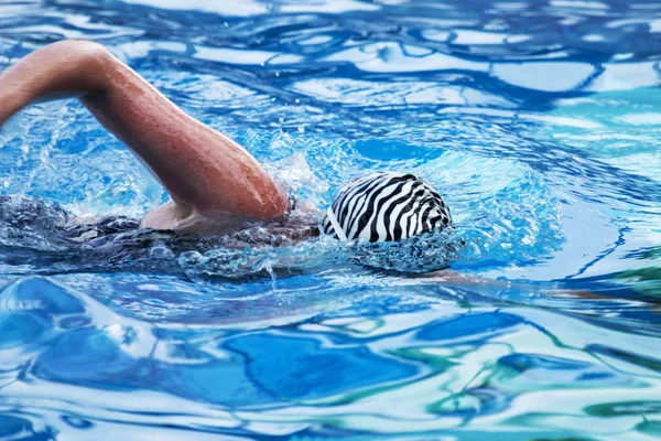 Nager dans une piscine — Photo