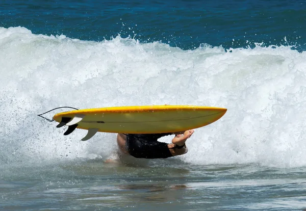 Surfista limpa no oceano — Fotografia de Stock