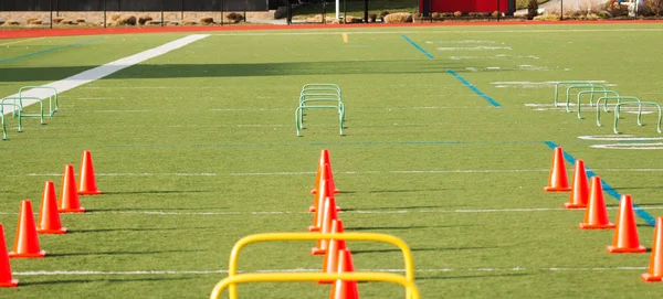 Cones e obstáculos configurados no campo de relva — Fotografia de Stock