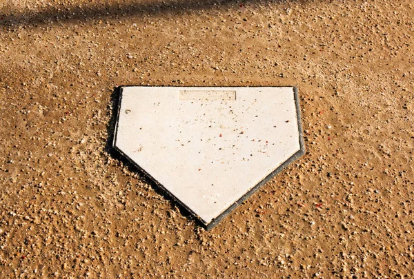 Płyta główna na softball pola brud — Zdjęcie stockowe
