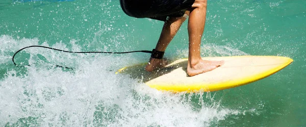 Surfare ridning en våg i Puerto Rico — Stockfoto