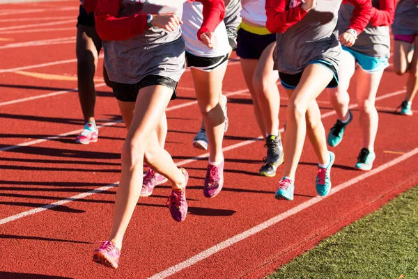 Flickor cross country team göra mellanrum tillsammans — Stockfoto