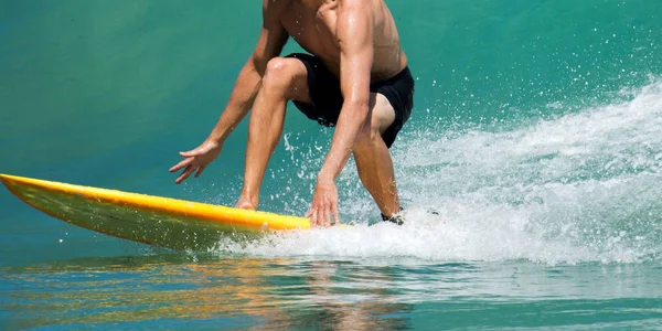 Surfare ridning på botten av en våg — Stockfoto