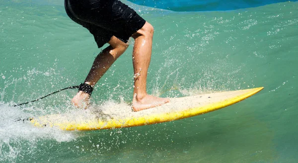 Surfeur chevauchant une vague — Photo