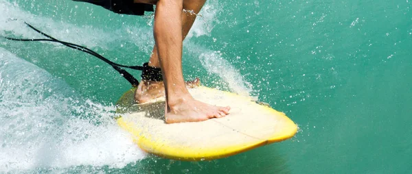 Primo piano di surfisti gambe e piedi più bassi — Foto Stock