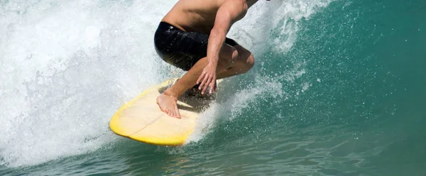 Surfista cavalcando un'onda tropicale — Foto Stock