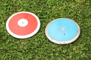 İki kız 1k discus ciğeri alan
