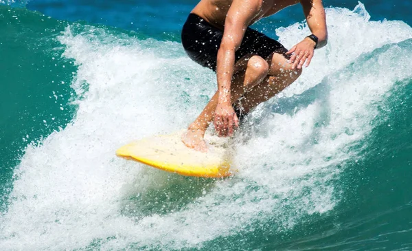 Surfista cavalcando un'onda ai tropici — Foto Stock