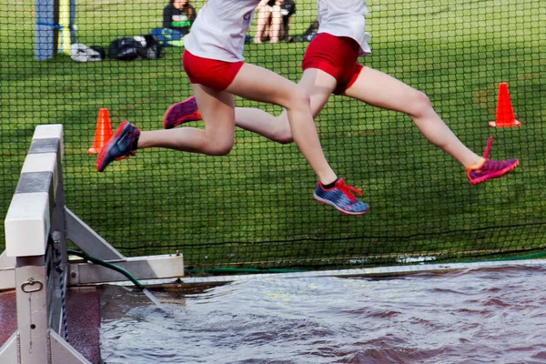 Meninas corrida steeplechase — Fotografia de Stock