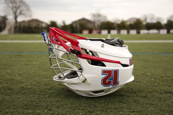 Capacete de lacrosse de cabeça para baixo no campo — Fotografia de Stock