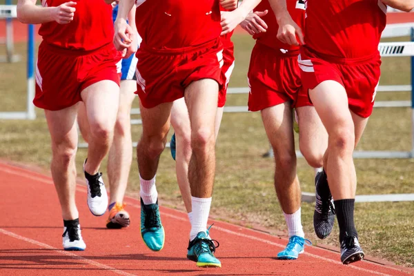 Chicos de secundaria corriendo la milla — Foto de Stock