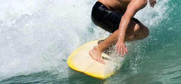 Surfista catando uma onda nos trópicos — Fotografia de Stock