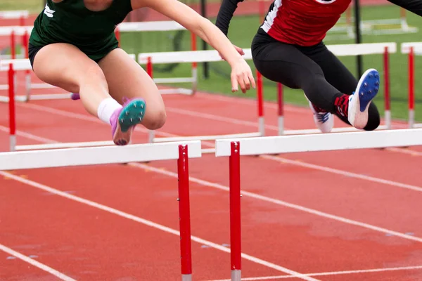 Reboque do ensino médio Meninas correndo os obstáculos — Fotografia de Stock