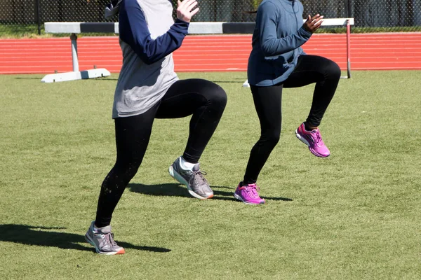 Twee meisjes doen A-springt — Stockfoto