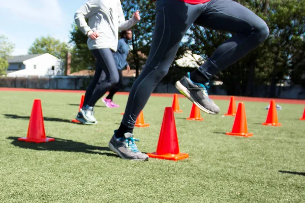 Uygulama sırasında turuncu koniler üzerinde Steping