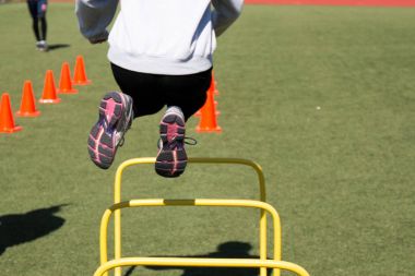 Düşük bir sarı engel atlamak atlet