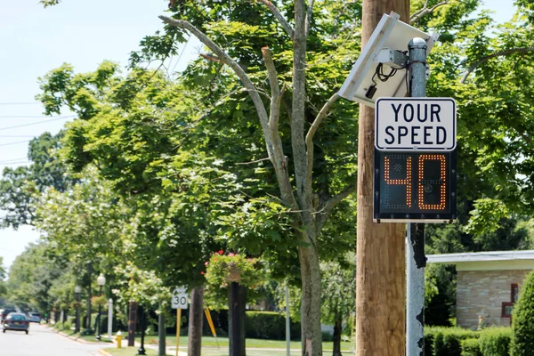 Radar de velocidad indica a los conductores su velocidad —  Fotos de Stock