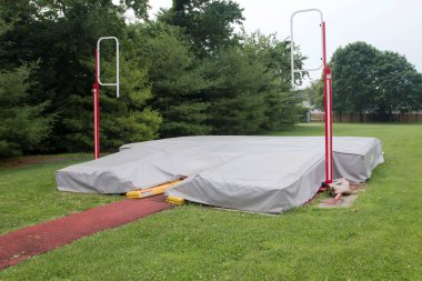 Sırıkla yüksek atlama çukur örtmek kadar