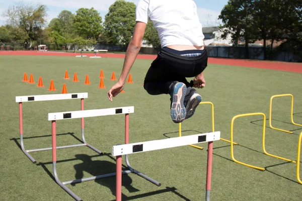 Erkek atlet engellerin atlama