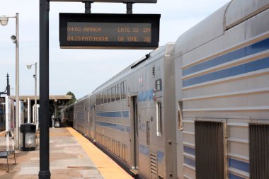 Geç gösterilen işareti ile Babylon platformunda Double Decker tren