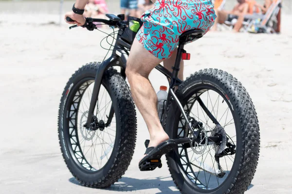 Andar de bicicleta na praia com pneus gordos — Fotografia de Stock