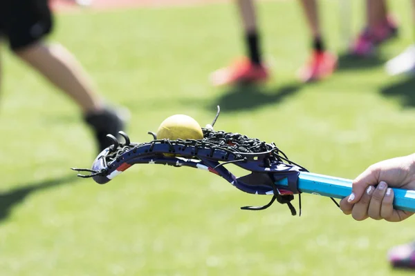 Balanceamento de bola de lacrosse na parte de trás do pau — Fotografia de Stock