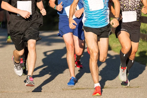 Mannen racen een 5k in de zomer — Stockfoto