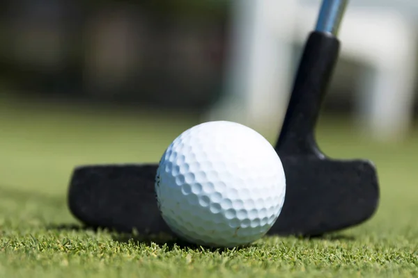 白いゴルフボールとブラック パター — ストック写真