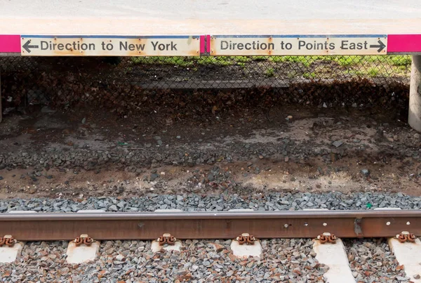 Long Island Railroad traccia le indicazioni per New York e punti ea — Foto Stock