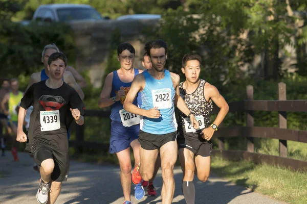 Race leaders at The Belmont Lake Summer Series 5K — Stock Photo, Image