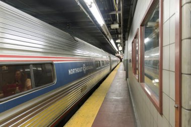 Amtrak kuzeydoğu Bölgesel tren Penn İstasyonu New York'tan ayrılıyor